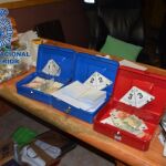 Imagen del dinero y de las drogas incautadas