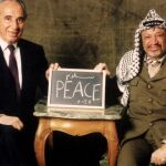 Peres, junto a Yasser Arafat en noviembre de 2004