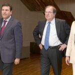 El portavoz del grupo popular en las Cortes de Castilla y León, Carlos Javier Fernández Carriedo (I), el Presidente de la Junta de Castilla y León, Juan Vicente Herrera (C) y la Consejera de Economía y Hacienda, Pilar del Olmo Moro.