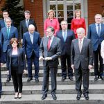 Foto de familia del Gobierno de Mariano Rajoy, tras la incorporación de Ramón Escolano, ayer antes del Consejo de Ministros en Moncloa