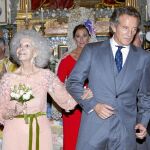 La Duquesa de Alba y Alfonso Díez el día de su boda, celebrada en la capilla del Palacio de las Dueñas