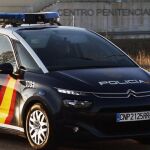 Traslado de uno de los detenidos desde el centro penitenciario de Pamplona hacia el Palacio de Justicia de Navarra. EFE/ Jesús Diges