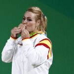 Lydia Valentín besa la medalla de bronce conseguida en Río 2016