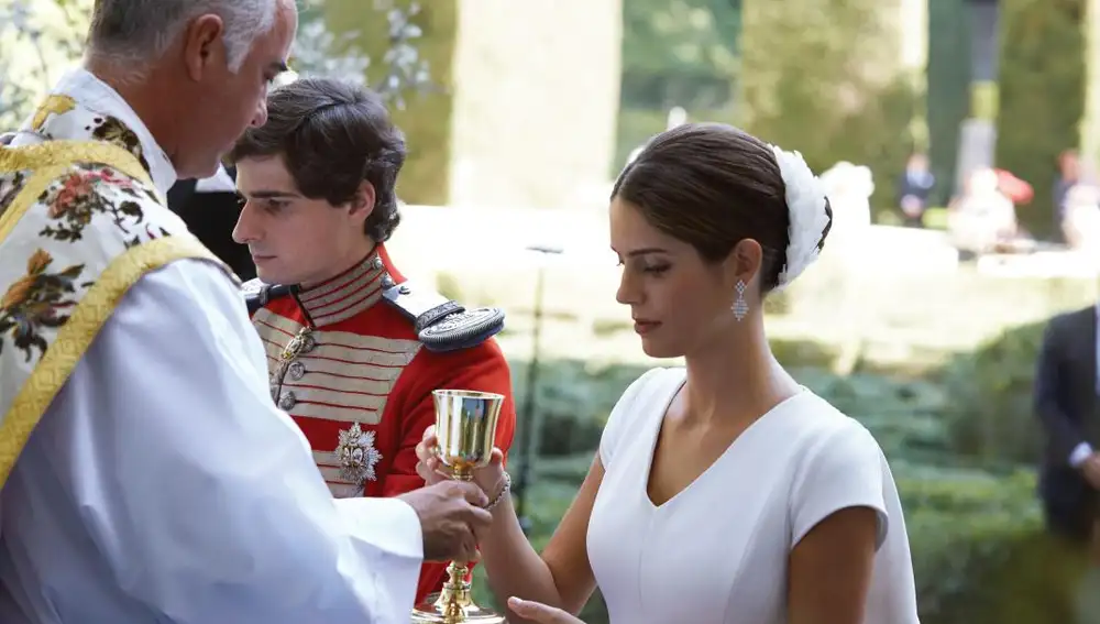 Fernando Fitz James Stuart y Solís con Sofía Palazuelo en el día de su boda en el palacio de Liria, en Madrid