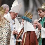 Francisco, en la homilía de ayer, con unos niños que representaron a los Reyes Magos