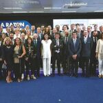 Los galardonados en la VII Edición de los Premios A TU SALUD junto a la ministra de Sanidad, Carmen Montón, y el consejero de Sanidad de la Comunidad de Madrid, Enrique Ruiz Escudero