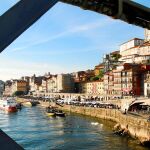 El puente de Don Luis I, diseñado por un discípulo de la escuela de Eiffel, es el icono más emblemático de Oporto. Desde su interior, el viajero puede contemplar la estampa de la ciudad
