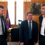 Firma del convenio sobre la participación de Burgos en la Vuelta a España 2019 por parte del presidente de la Diputación Provincial, César Rico (C), y el director general de la Vuelta a España, Javier Guillen (D), acompañados por el alcalde de Burgos, Javier Lacalle (I)