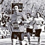 Jesús Martín Tapias cruzando la meta de uno de los maratones que corrió