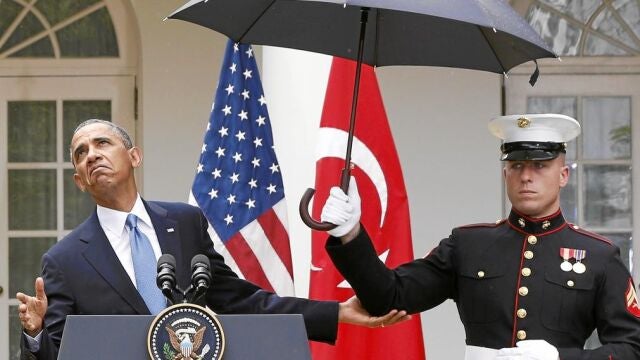 Obama, bajo la lluvia, en los jardines de la Casa Blanca tras su encuentro con el primer ministro turco