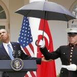 Obama, bajo la lluvia, en los jardines de la Casa Blanca tras su encuentro con el primer ministro turco