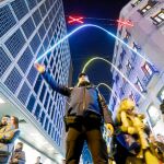 Uno de los momentos de más afluencia de peatones en la zona que llevó a la Policía Municipal a activar los semáforas que obligan a circular en el mismo sentido a los todos / Foto: Javier Fdez. Largo