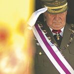 Don Juan Carlos saluda durante una ceremonia militar en San Lorenzo de El Escorial, en Junio de 2014.