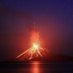 La explosión en diciembre de 2018 del volcán provocó un tsunami que dejó 439 muertos.