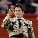 José Garrido muestra el único trofeo que concedió el presidente en la tarde de hoy en la Feria de las Fallas. Patricia NAVARRO/ Valencia