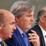 De izda. a dcha., Luis de Guindos, Íñigo Méndez de Vigo y Cristóbal Montoro, ayer, en rueda de prensa tras el Consejo de Ministros