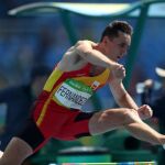 El español Sergio Fernández compite en los 400m vallas.
