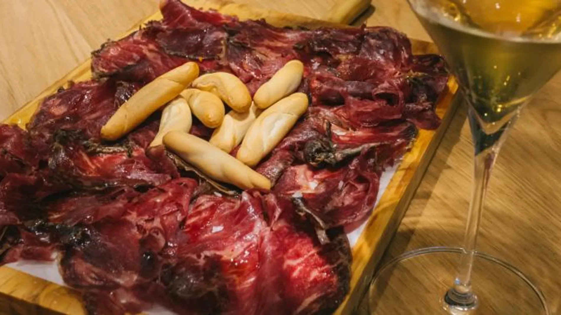 «Al ver las tapas de cecina y quesos ofrecidas en la mesa de al lado, reconocemos que disfrutar será fácil y fracasar imposible». La Razón