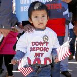 Un niño pide que no deporten a su padre durante una manifestación contra las políticas del presidente Donald Trump, en Washington