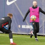 Iniesta controla una pelota ante Deulofeu en uno de los entrenamientos de esta semana