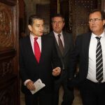 Antonio Sanz, Juan Espadas y el delegado de Seguridad, Juan Carlos Cabrera, antes de la reunión