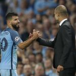 El jugador del Manchester City Sergio Aguero (i) estrecha la mano del técnico, Pep Guardiola