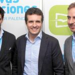 Pablo Casado, junto al presidente de Nuevas Generaciones del PP de Palencia, Rodrigo Mediavilla, y el secretario general de NNGG en España, Javier Dorado