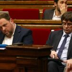 El vicepresidente del Govern y conseller de Economía Oriol Junqueras (i), junto al presidente de la Generalitat, Carles Puigdemont (d).