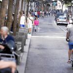 Un ciclista remonta la calle Carretas, que será peatonalizada por el Ayuntamiento este otoño