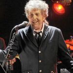 Bob Dylan no deja tomar imágenes de sus conciertos, así que lo único que queda es explicara viva voz la puesta en escena ofrecida por el músico, con grandes focos de a pie detrás de los músicos, como si fuera el set de una película, y los cinco músicos que acompañan al mito uniformados como las antiguas bandas