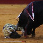 Roca Rey en un momento del percance de ayer en Málaga
