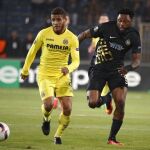 Jonathan Dos Santos (i) de Villarreal ante Adewole Laval (d) de Osmanlispor