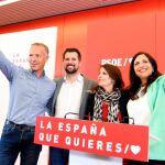 Ander Gil, Luis Tudanca, Adriana Lastra y Esther Peña saludan a los simpatizantes