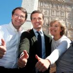El presidente del PP y candidato a la Presidencia del Gobierno, Pablo Casado, junto a Alfonso Fernández Mañueco, Isabel García Tejerina, Jesús Julio Carnero y Pilar del Olmo en el mitin celebrado en Valladolid