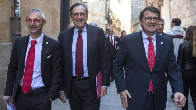 El rector de la USAL, Ricardo Rivero; el presidente de Santander Universidades, Matías Rodríguez Inciarte; y el alcalde, Alfonso Fernández Mañueco, presenta el IV Encuentro Internacional «Universia», que se celebrará en Salamanca el 21 y 22 de mayo