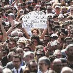 Numerosas personas estuvieron en el centro de la capital catalana para guardar un minuto de silencio