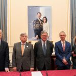 En la imagen de (I a D), el escritor Alberto de Cuenca, el secretario del jurado, Román Álvarez, el presidente del Patronato Nacional, Alfredo Pérez de Armiñan, el rector de la Univesidad de Salamanca, Ricardo Rivero y la escritora Berna González / Juan Lázaro/Ical