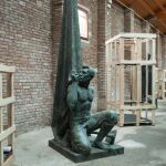 Esta obra de Genaro Iglesias, «Monumento a los caídos», es una de las cuatro estatuas que han viajado hasta Venecia dentro de la delegación catalana.