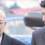 El doctor Simón Viñals, ayer junto a su abogado al llegar al juzgado