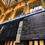 El IBEX 35 baja el 0,06 % por el alza del euro al retrasar el BCE la retirada estímulos