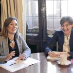 Milagros Marcos e Isabel García Tejerina bromean, momentos antes de comenzar la reunión, ayer en Madrid