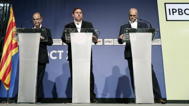 El vicepresidente de la Generalitat, Oriol Junqueras (c); el conseller de la Presidencia, Jordi Turull (i), y el conseller de Asuntos Exteriores, Raül Romeva.