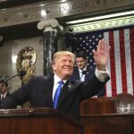 Donald Trump saluda a los presentes nada más llegar al Capitolio