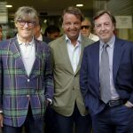 El francés Simón Casas; el director general de Nautalia, Rafael García Garrido, y el torero Curro Vázquez, tras conocer el resultado de la licitación