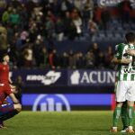 Los jugadores del Real Betis celebran la victoria ante Osasuna, al término del partido