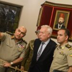 Jose Manuel Garcia-Margallo durante el encuentro con el ministro de defensa de Egipto, Izquierda, Sedki Sobhi