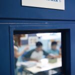 Adolescentes recibiendo clase en un aula de un centro de internamiento