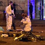 Dos agentes de la Policía Científica procesan el lugar en el que fue abatido Anis Amri