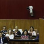 La presidenta de la Junta, Susana Díaz, ayer en el Parlamento andaluz durante el debate general sobre la comunidad. En la bancada popular, el presidente regional de esta formación, Juanma Moreno