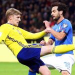 El jugador Marco Parolo (d) de Italia disputa el balón con Emil Forsberg (i) de Suecia durante la eliminatoria de clasificación para la Copa Mundial de la FIFA 2018